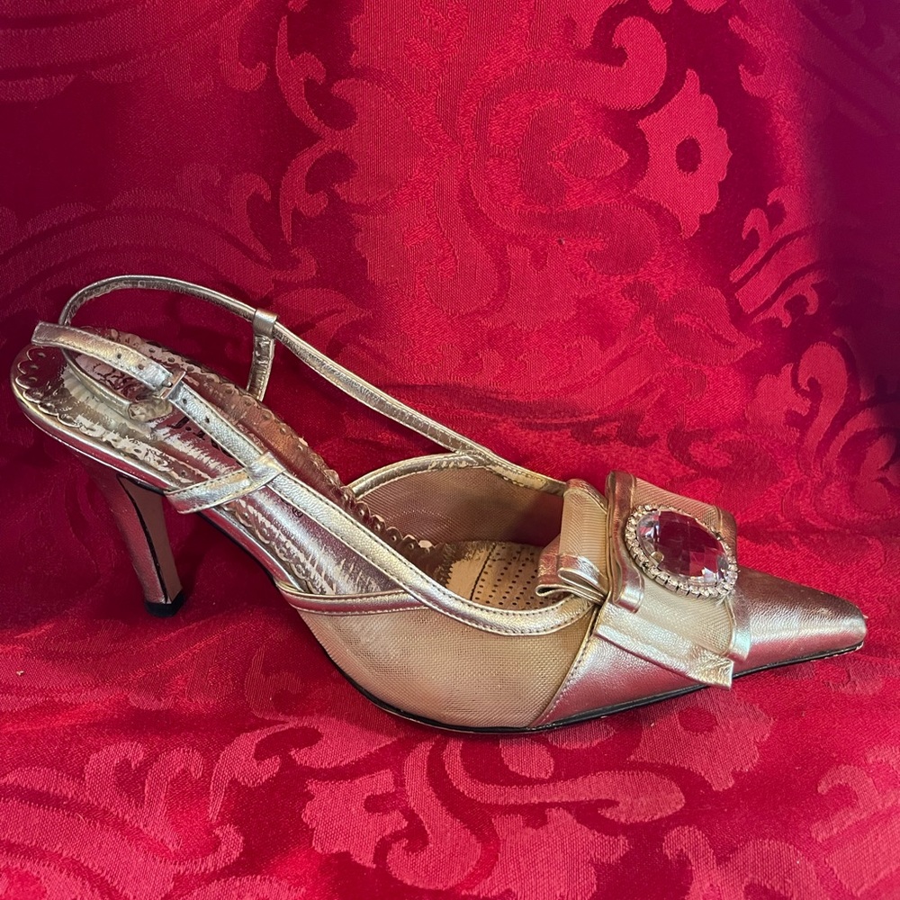 #5 silver heel w/ a silver diamond jRenee